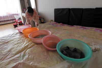 当雄楼上漏水，住户失联，小区没物管，业主维权难！律师来支招……
